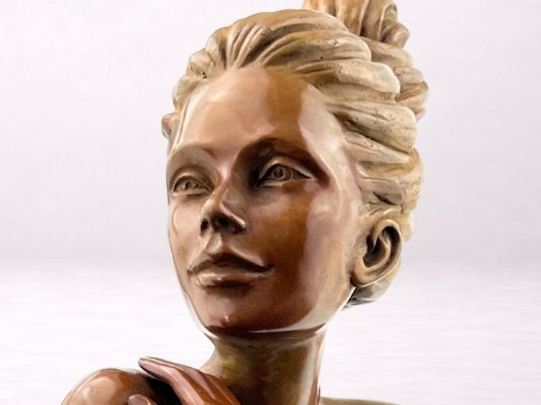 détail sculpture bronze visage femme Amélie