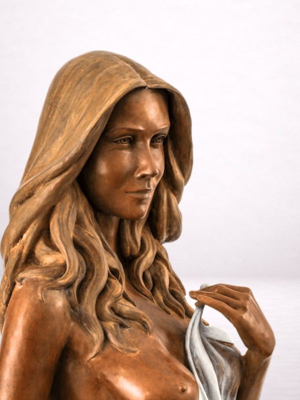 détail sculpture bronze femme debout Charlotte visage