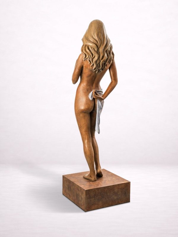 sculpture bronze femme debout Charlotte vue dos