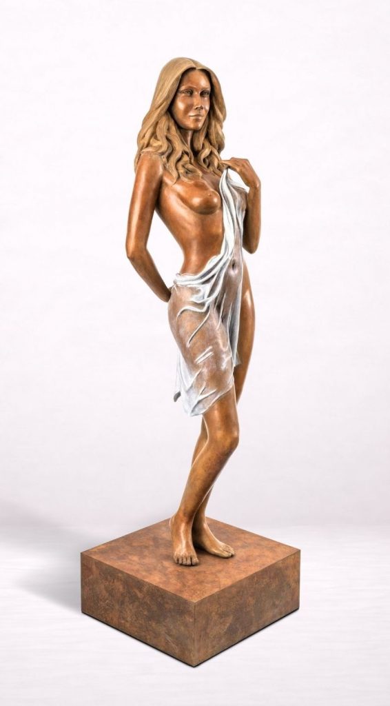 sculpture bronze femme debout Charlotte trois quart