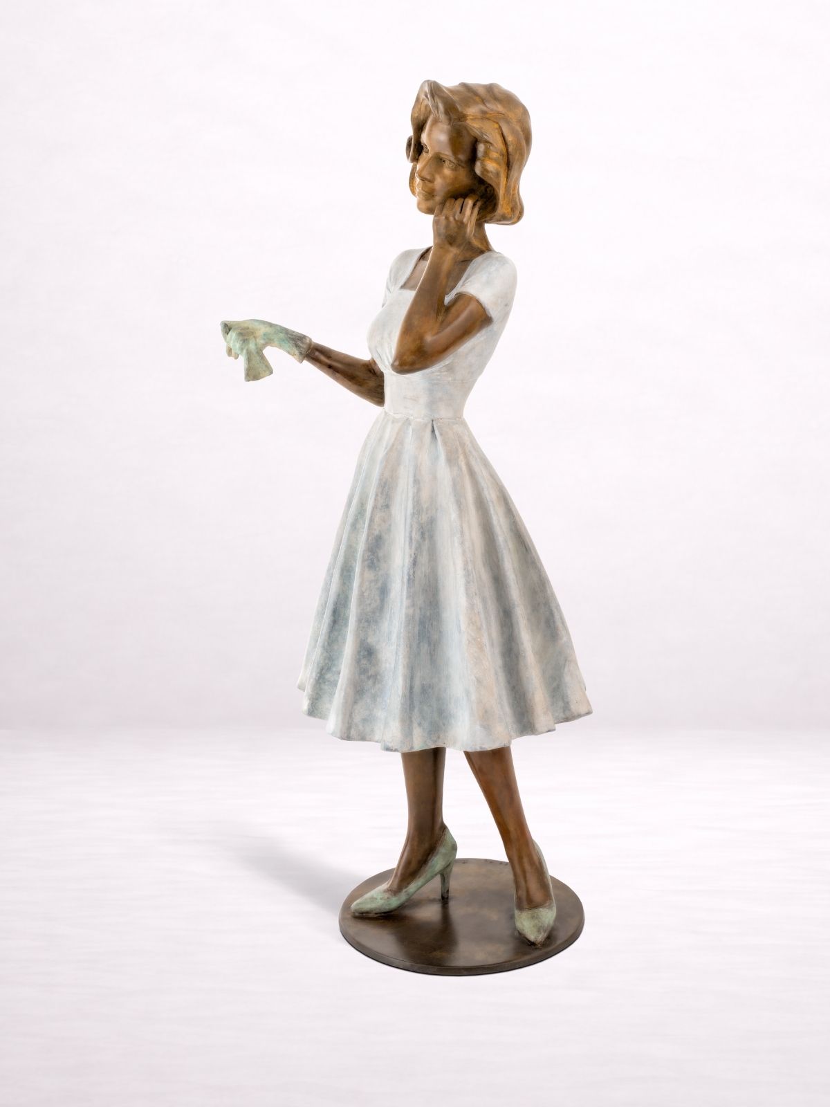 clementine sculpture en bronze femme debout profil robe évasée