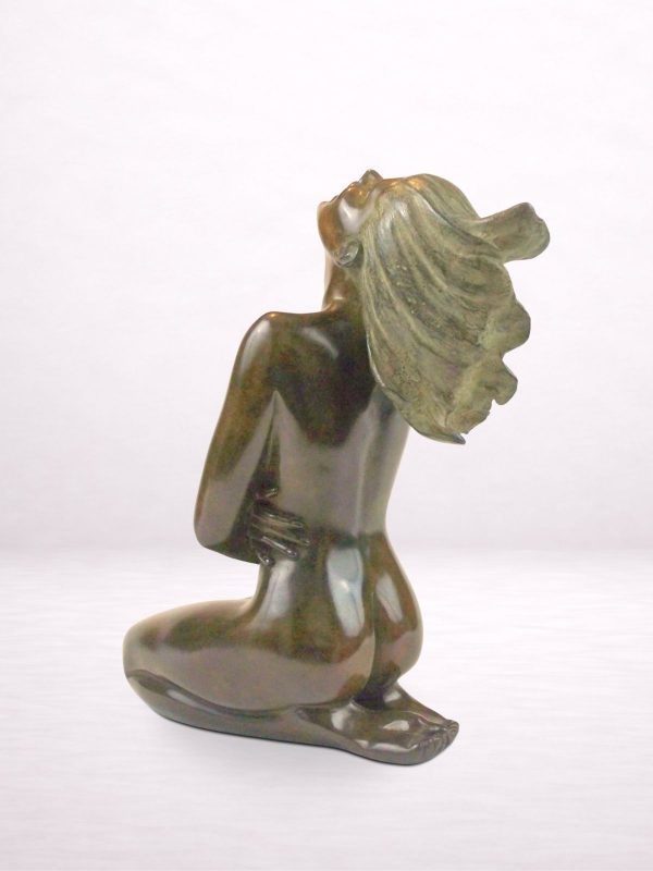 kim sculpture bronze femme assise nue vue dos