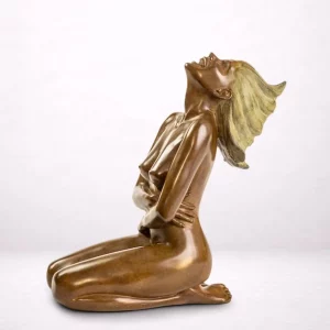 kim sculpture bronze femme expression visage releve