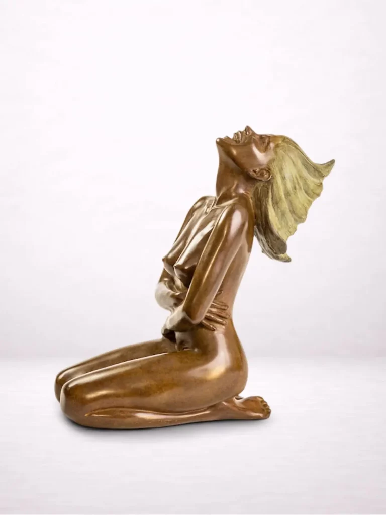 sculpture bronze femme expression visage releve