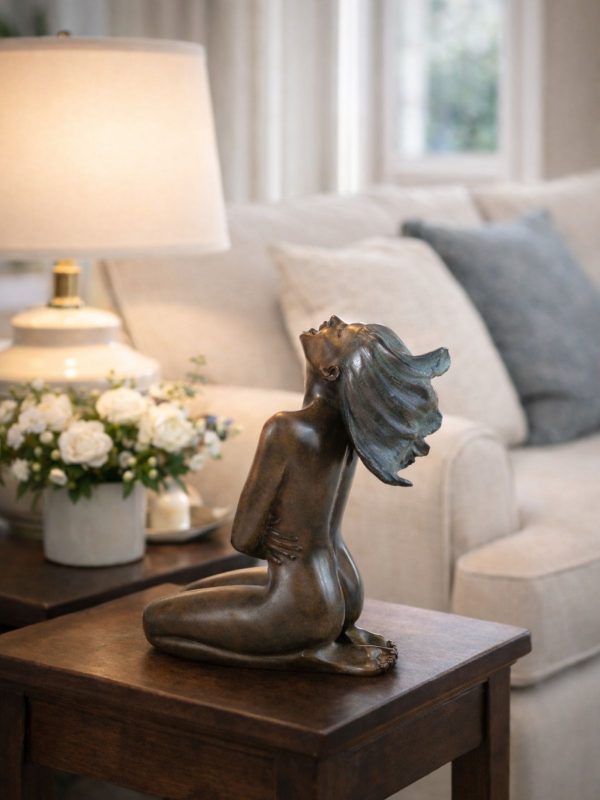 sculpture bronze femme assise Kim en situation intérieur