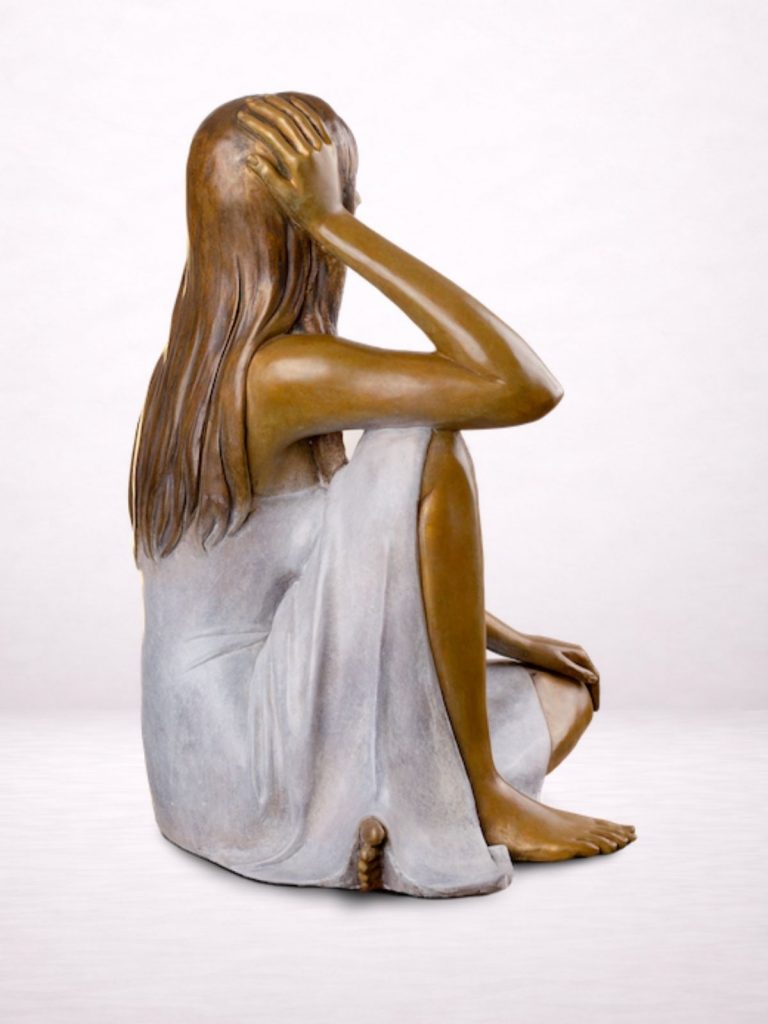 lea sculpture en bronze femme assise profil