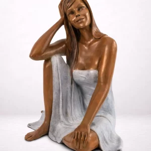 sculpture bronze femme assise jambes repliées