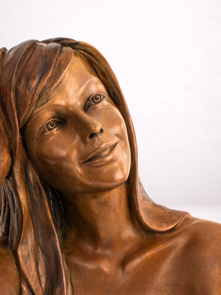 lea sculpture en bronze femme détail visage sourire