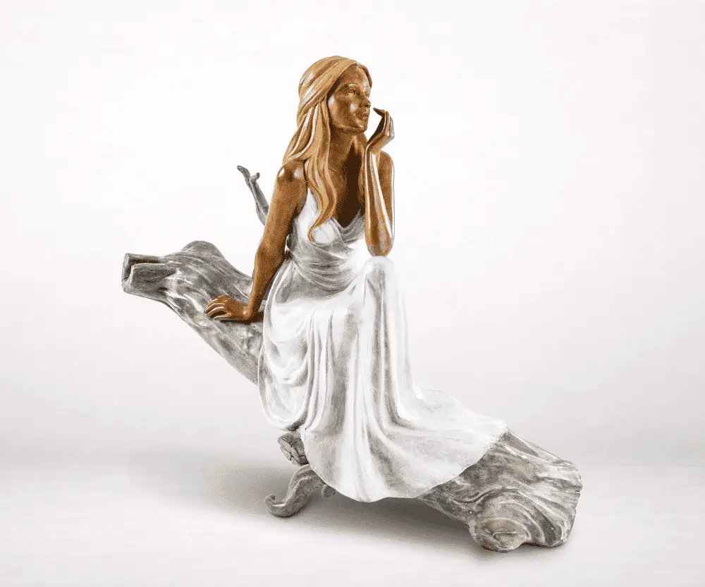 Sculpture en bronze d’une femme assise sur un tronc, vue avant.