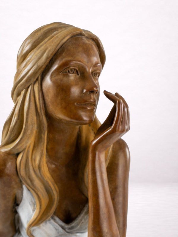 lilas sculpture en bronze femme détail visage main