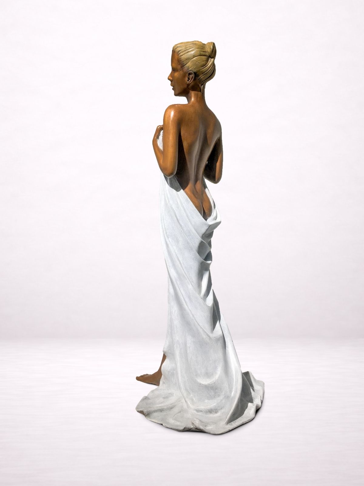 Femme drapée en bronze