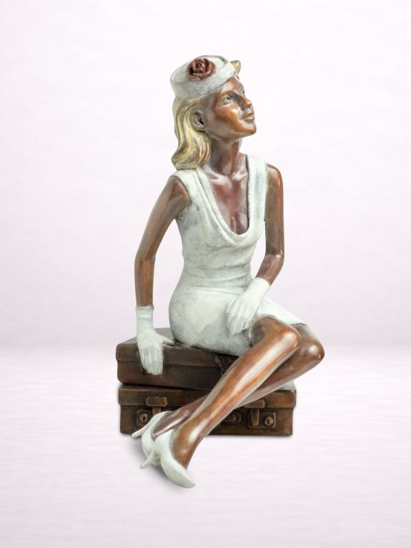 sculpture bronze lorette femme assise sur valises