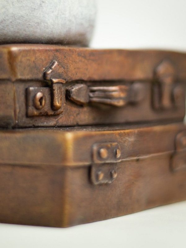 détail sculpture bronze valise fermoir texture patine lorette