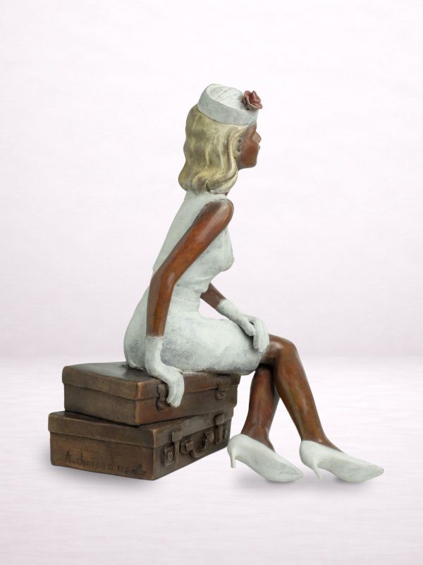 lorette sculpture bronze femme assise sur valises profil