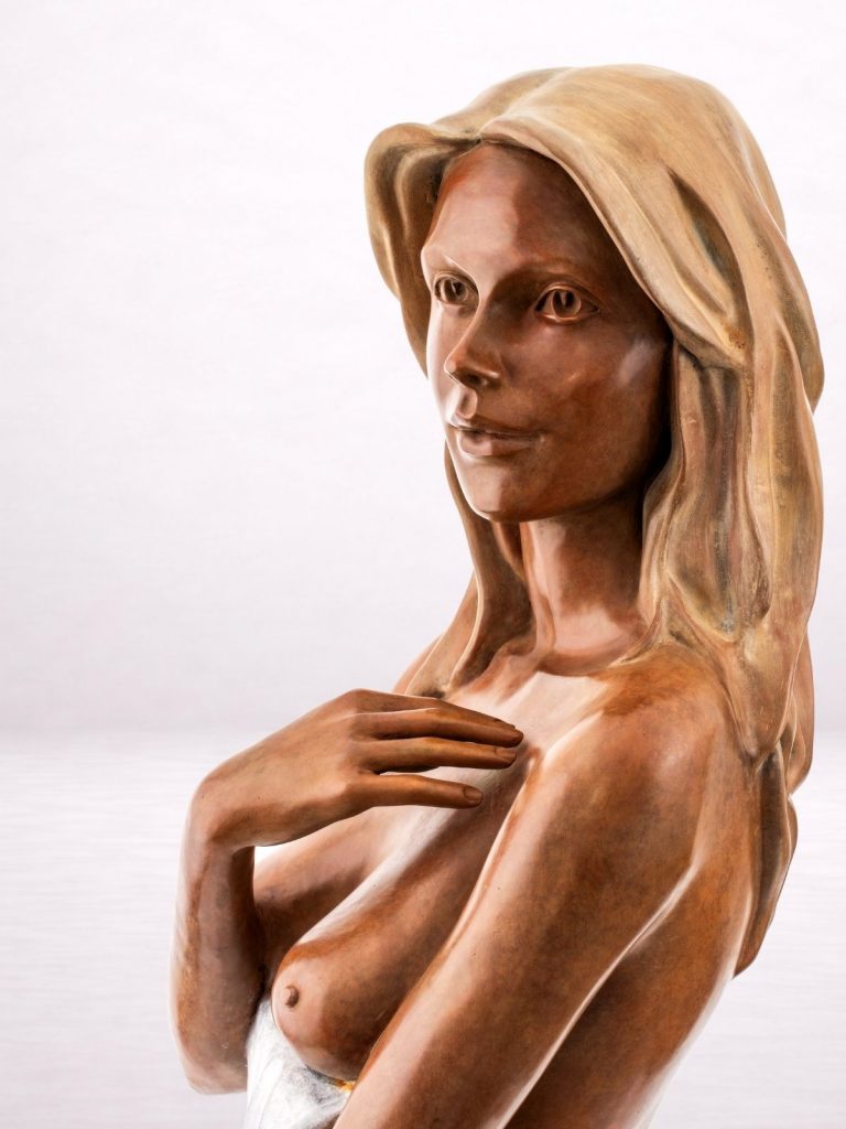 détail sculpture bronze femme Manon visage