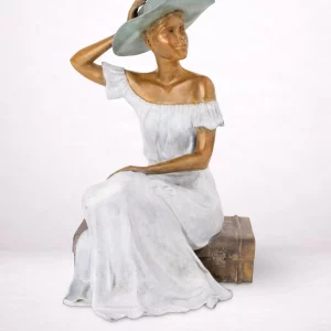 margaux sculpture bronze femme assise avec chapeau