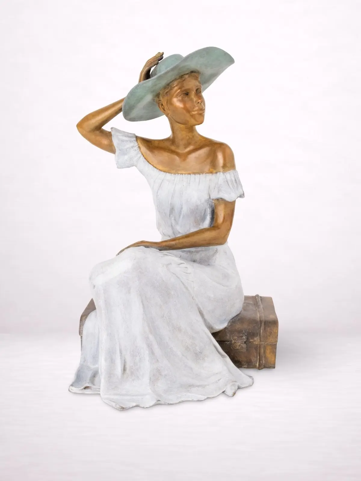 sculpture bronze femme assise avec chapeau large margaux