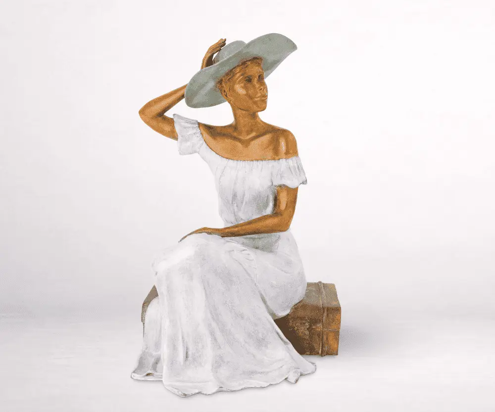 sculpture bronze femme Margaux assise avec chapeau