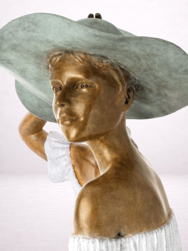 détail sculpture bronze visage femme chapeau regard margaux