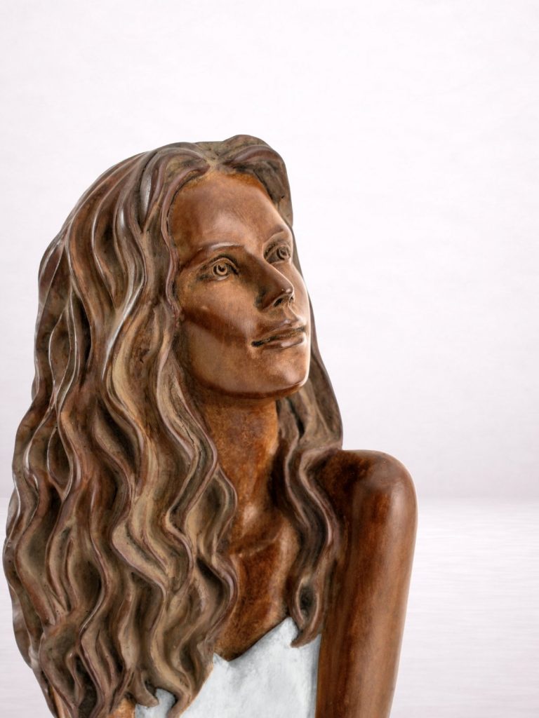 détail sculpture bronze visage femme regard vers le haut cheveux ondulés pauline