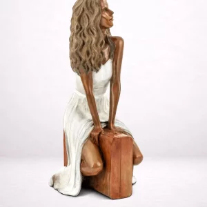 pauline sculpture bronze femme assise sur valise regard vers le haut