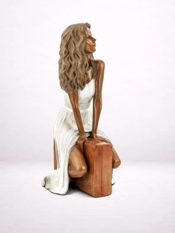 pauline sculpture bronze femme assise sur valise regard vers le haut