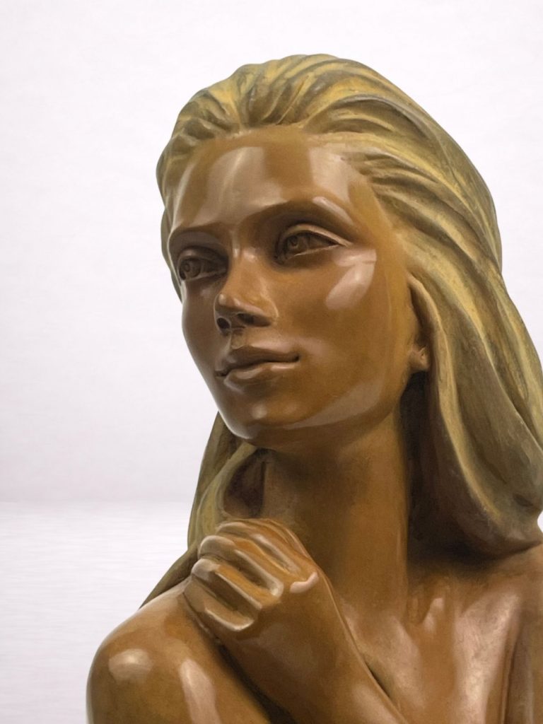 sculpture bronze femme assise Romy visage detail