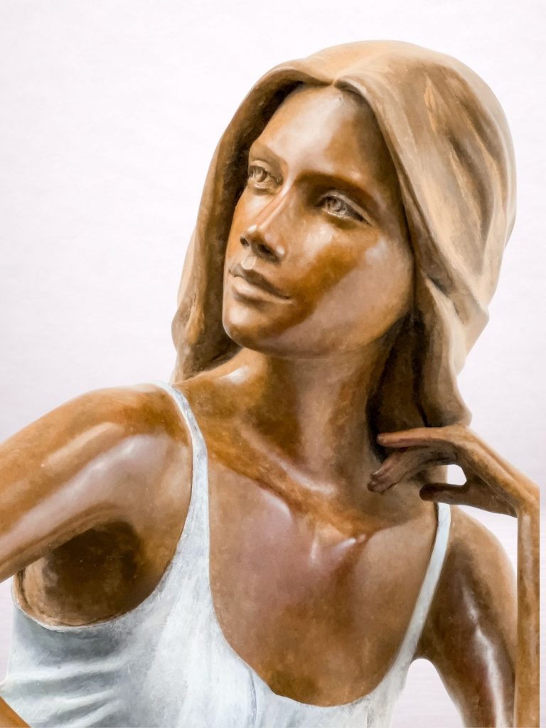 rose sculpture en bronze femme détail visage regard doux
