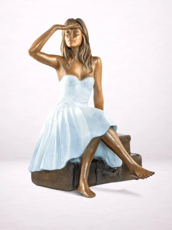 sculpture bronze femme assise sur valise