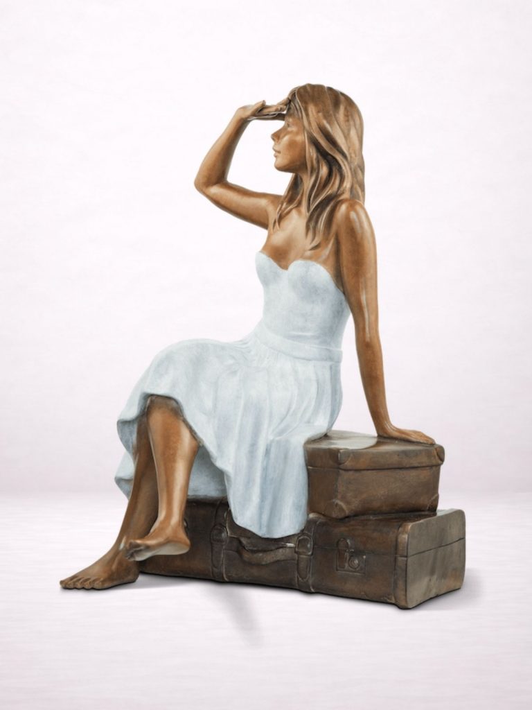 sculpture bronze femme assise sur valises Zoé profil
