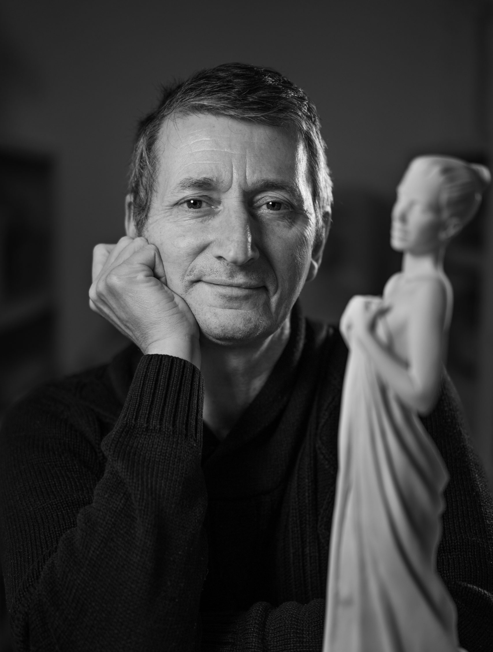 Portrait dâAlain Choisnet avec lâune de ses sculptures.